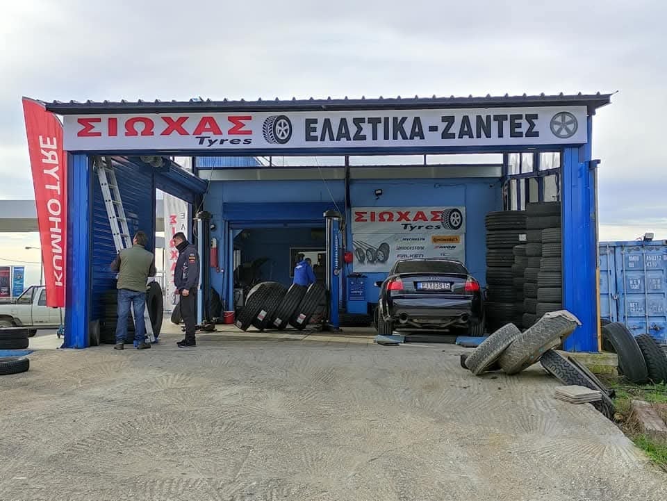 Πρόσοψη του καταστήματος Σιώχας Tyres - Ελαστικά-Ζάντες με το service van μπροστά