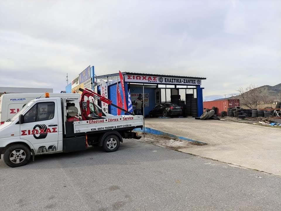 Service van της Σιώχας σταθμευμένο μπροστά από τη βιομηχανική εγκατάσταση του καταστήματος